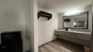 Suite, 1 cama King size, para no fumadores | Baño | Amenidades de baño gratuitas, secadora de cabello, toallas