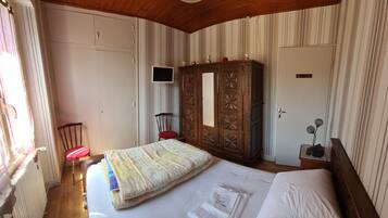 5 Schlafzimmer, Schreibtisch, Bügeleisen/Bügelbrett, Reisekinderbett