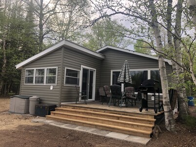 Beautiful 2 bedroom lakefront cottage