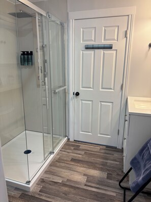 Een douche, een haardroger, handdoeken, zeep
