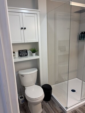 Een douche, een haardroger, handdoeken, zeep