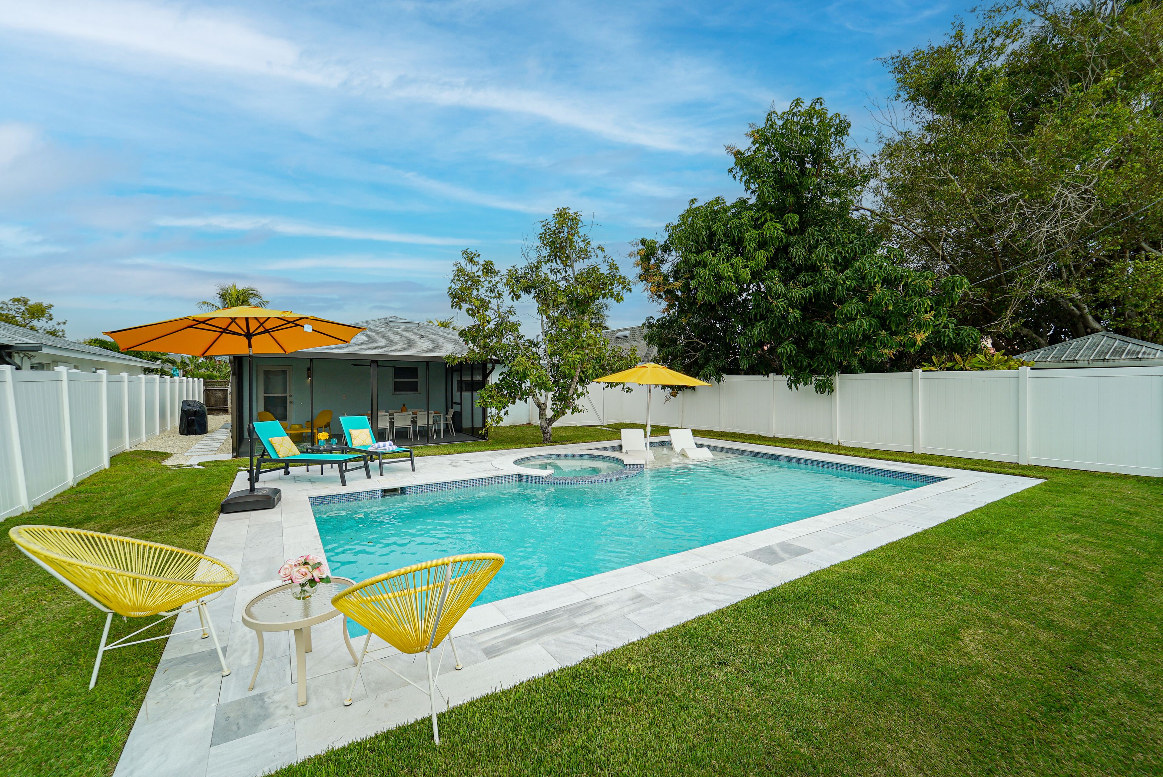 Modern 'Naples Sunshine' Pool & Spa: Walk to Beach