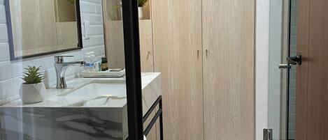 Executive Room | Bathroom | Shower, rainfall showerhead, free toiletries, hair dryer