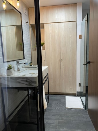 Executive Room | Bathroom | Shower, rainfall showerhead, free toiletries, hair dryer. Exclusive 409