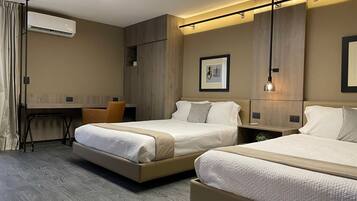 Une chambre d’hôtel moderne avec deux lits, un bureau et une chaise.