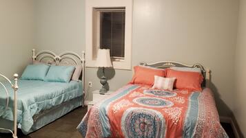 2 chambres, bureau, fer et planche Ă repasser, lit parapluie