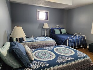 2 Schlafzimmer, Schreibtisch, Bügeleisen/Bügelbrett, Reisekinderbett