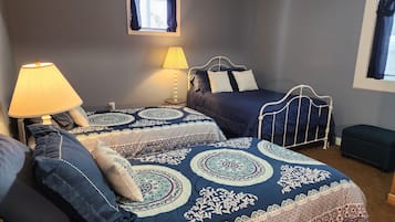 2 sovrum, skrivbord, strykjärn/strykbräda och resesäng