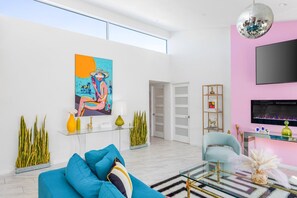 Smart TV y chimenea 