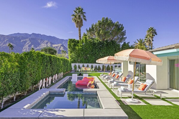 Piscine chauffée, chaises longues