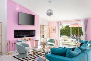 Smart TV, fireplace
