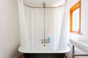 Bathtub, hair dryer - Charming & Peaceful 1BD Home in Camden Town (London)
