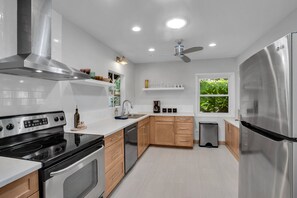 Réfrigérateur, four à micro-ondes, un four, surface de cuisson