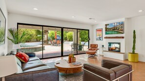 Smart TV, fireplace