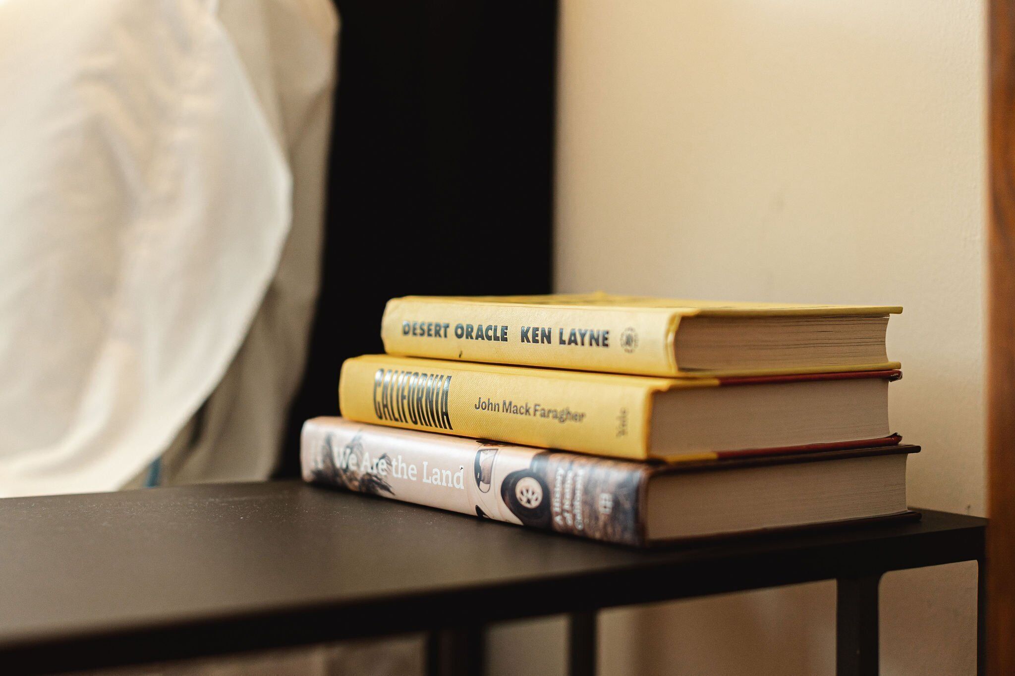 Une pile de livres sur une table.