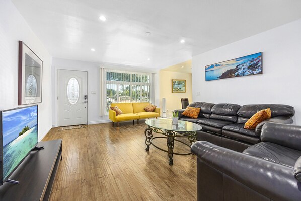 Smart TV - PrivateHOUSE,3Bd1king2Queen w/kitchen,patio,BBQ,Ac,free parking,Laundry &WiFi (El Monte)