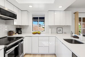 Fridge, microwave, oven, stovetop - Chic Downtown Bungalow - A Ryson Property (Palm Springs)
