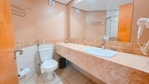 Neljän hengen deluxe-huone | Kylpyhuone