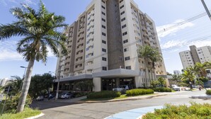A multi-story hotel with a curved facade, a central vertical feature, and a covered entrance. - Apart Hotel Le Jardin Caldas Novas (Caldas Novas)