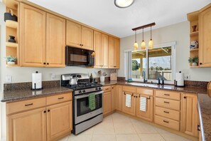 Fridge, microwave, oven, stovetop - Stylish Boho Treasure - A Ryson Property (Palm Springs)