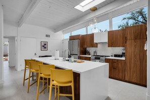 ثلاجة، ميكروويف، فرن، موقد طهي مسطح