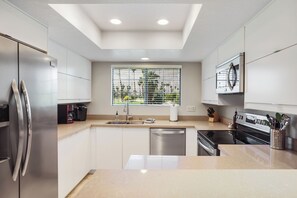 Réfrigérateur, micro-ondes, four, plaque de cuisson