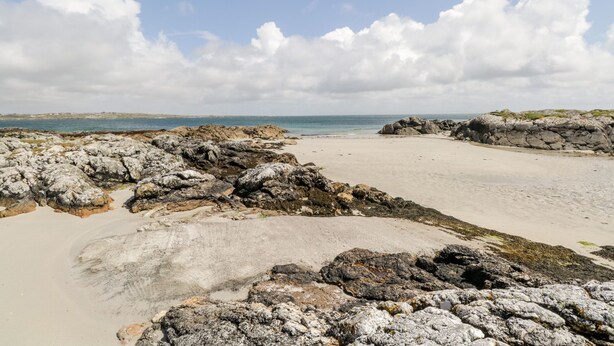 A rocky beach with a clear sky. - Tí Tom Nárta (Teeranea)