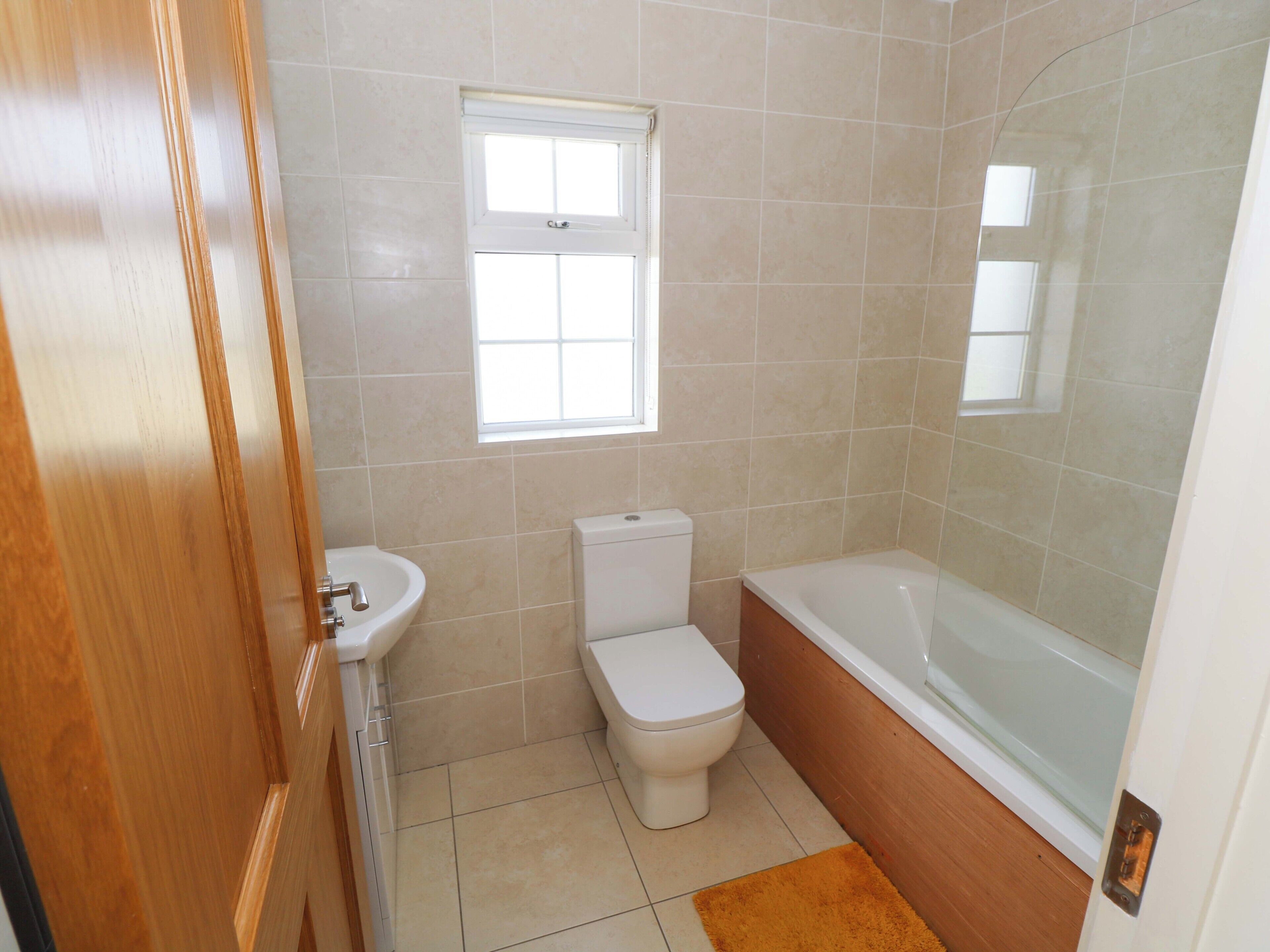 Une salle de bain avec des toilettes, un lavabo et une baignoire.