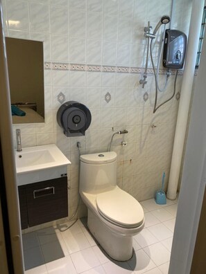 Room, 3 Bedrooms | Bathroom | Shower, free toiletries, towels