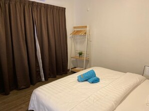 Room, 3 Bedrooms | 3 bedrooms, desk, bed sheets