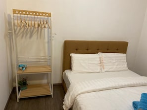 Quarto, 3 quartos | 3 quartos, escrivaninha, roupa de cama