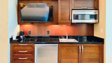 Fridge, microwave, stovetop, coffee/tea maker