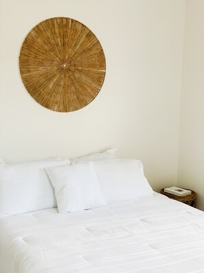 2 bedrooms, desk, travel cot, WiFi - Ocean View Haleiwa Home - EPIC location steps from beach and downtown (Haleiwa)