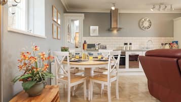 Cottage | Dining