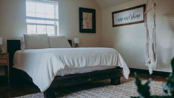 3 bedrooms, desk, iron/ironing board, travel cot