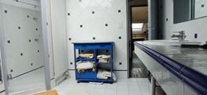 Duschwanne, Haartrockner, Handtücher, Seife