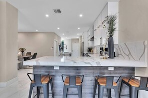 Fridge, microwave, oven, stovetop - ***VillaPlaya brand new home, modern style resort! (Fort Lauderdale)