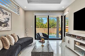 TV, offices - ***VillaPlaya brand new home, modern style resort! (Fort Lauderdale)