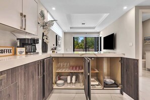 Fridge, microwave, oven, stovetop - ***VillaPlaya brand new home, modern style resort! (Fort Lauderdale)