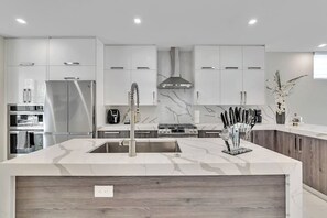 Fridge, microwave, oven, stovetop - ***VillaPlaya brand new home, modern style resort! (Fort Lauderdale)