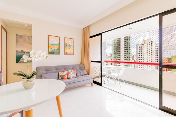 Apartment | Living area | 32-inch TV with digital channels - GR01 Excelente Apto 2 Suítes na Graça (Salvador)