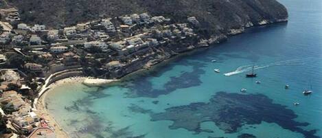 Una spiaggia nelle vicinanze