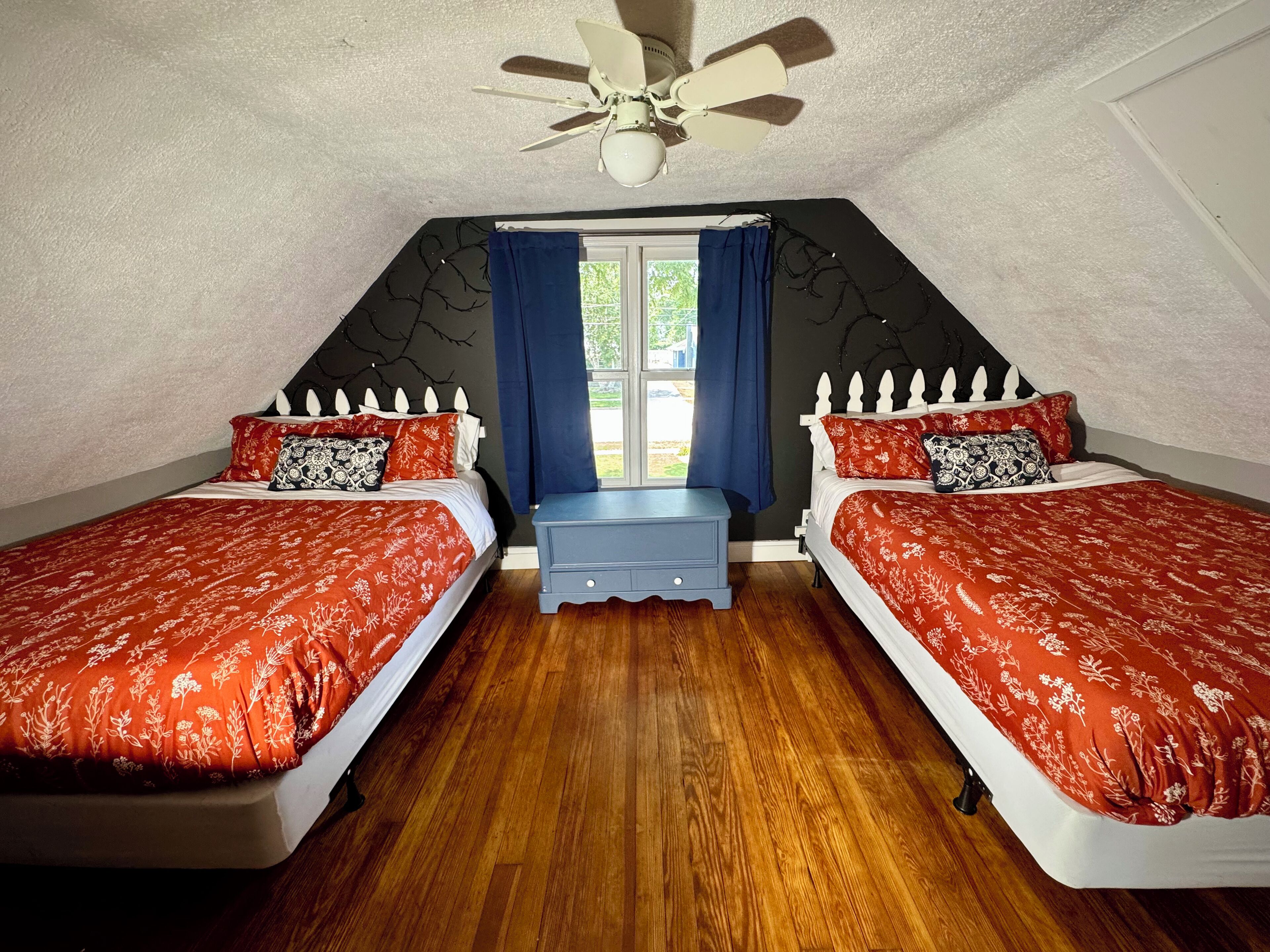 3 bedrooms, desk, iron/ironing board, travel cot