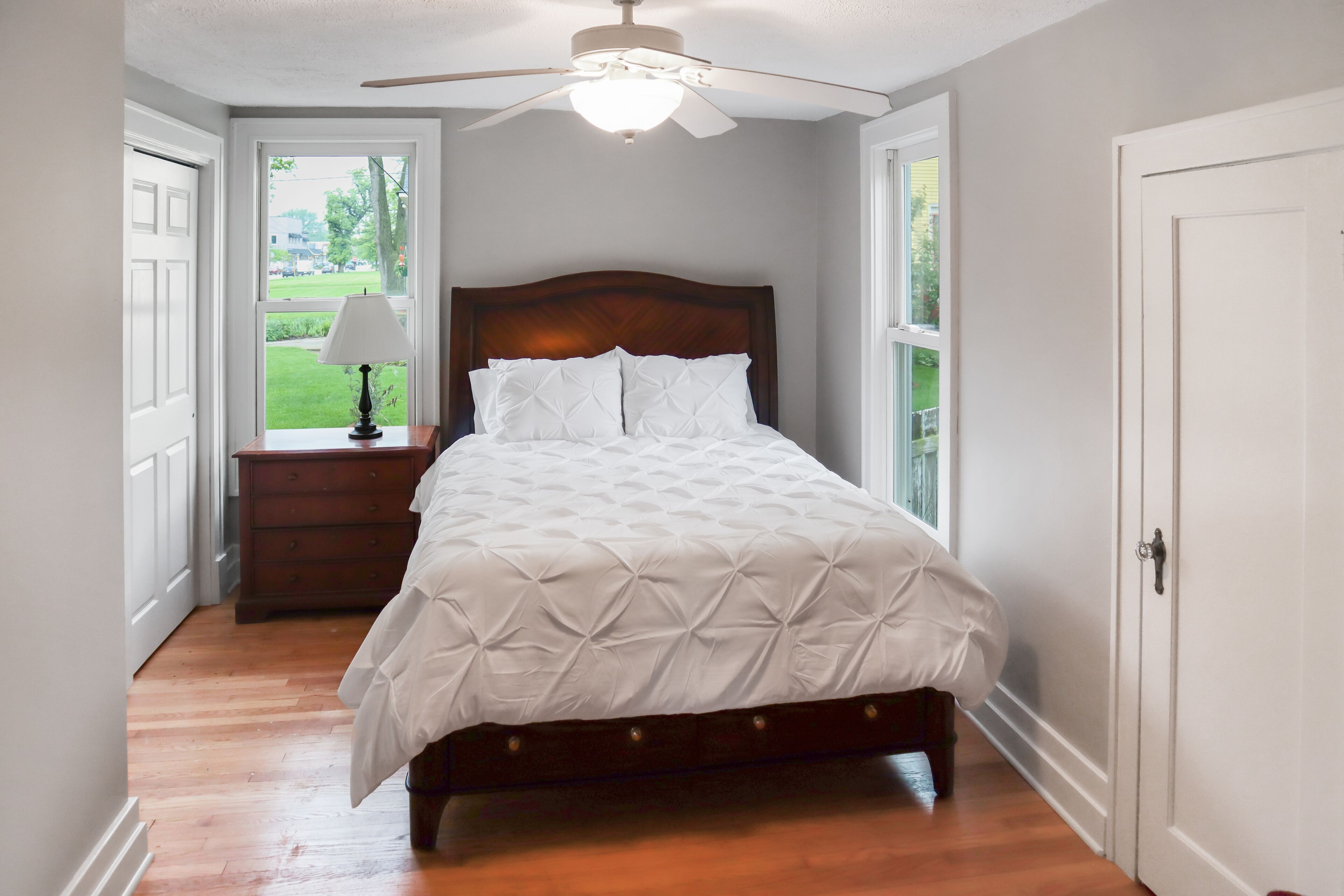 3 slaapkamers, een bureau, een strijkplank/strijkijzer, reisbedje