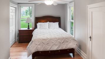 3 dormitorios, escritorio, tabla de planchar con plancha y cuna de viaje