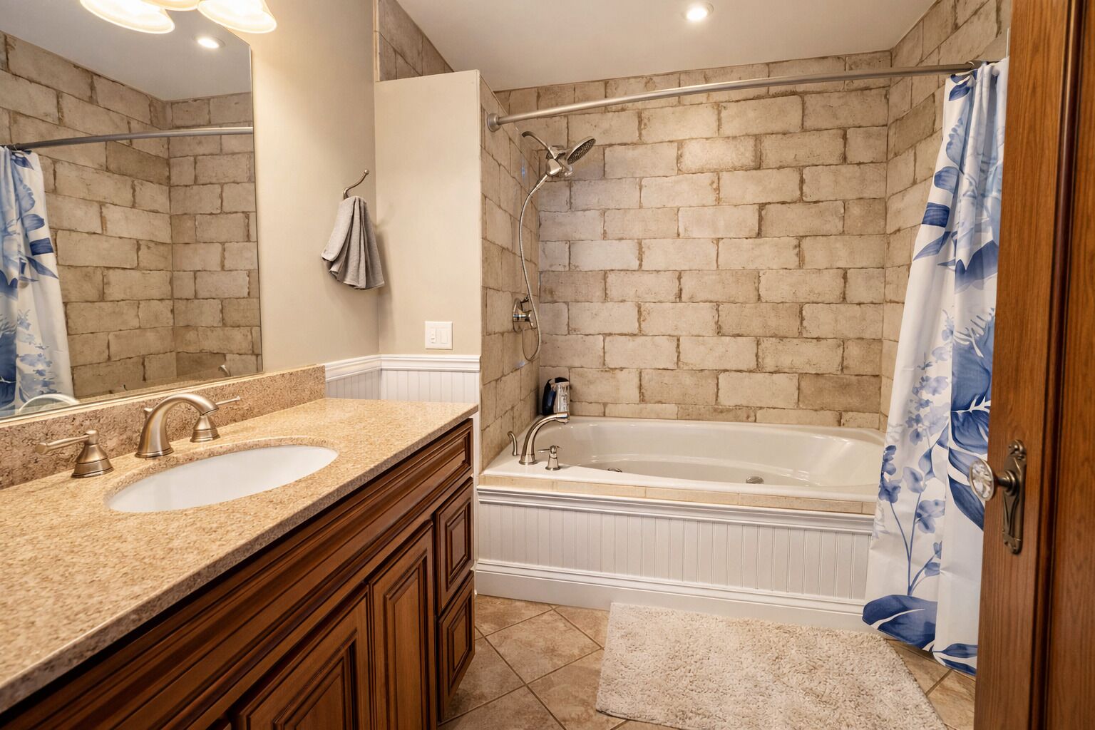 Un bagno con doppio lavabo, vasca da bagno e doccia.