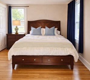 3 bedrooms, desk, iron/ironing board, travel cot - The Main Event Game House on the Huntley Square! (Huntley)