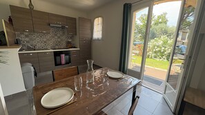 Een koelkast, een magnetron, een oven, een kookplaat