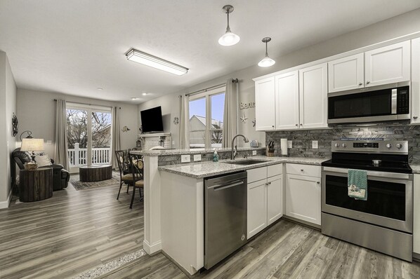 Refrigerador, microondas, horno y parrilla de estufa 