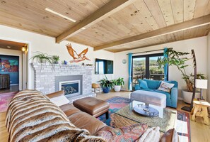 Una Smart TV, una chimenea, una pantalla de ordenador